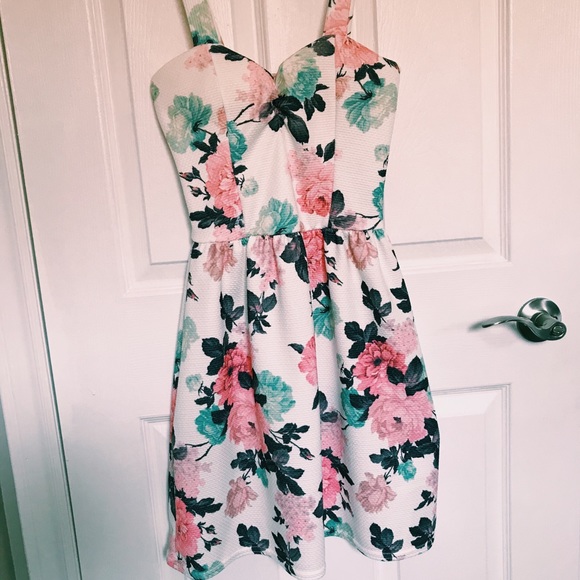 cameo rose Dresses & Skirts - Floral dress